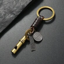2025 Silbato de latón vintage con envoltorio de cuero - Llavero hecho a mano con estilo retro, regalo para hombres y mujeres, llavero de supervivencia al aire libre, accesorio de uso diario único, artesanía de metal de alta calidad, accesorio EDC imprescindible, decoración de llave con estilo retro para llaves de coche y bolsos, regalo perfecto para amigos y familiares en Navidad