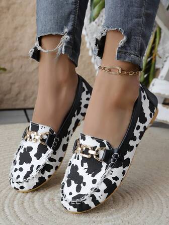 新款大码舒适平底休闲一脚蹬鞋，适合日常通勤、度假、购物等多种场合，轻便易穿，拼接手工牛皮金属扣圆头帆布皮革女士休闲鞋