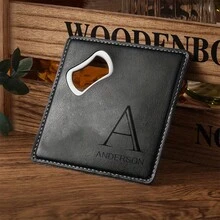 1 Stück personalisierter, lasergravierter Namens-Untersetzer mit Flaschenöffner, Kaffee-Untersetzer, quadratischer 2-in-1 Untersetzer mit Flaschenöffner, Glas-Untersetzer, Küchen-Flaschenöffner, Bier-Festival-Flaschenöffner, Bar-Flaschenöffner, Geschenk für Weinliebhaber, Barkeeper-Geschenk, Küchenutensilien, Heimdekoration, Einweihungsgeschenk, Hochzeitsfeier, Vatertag, Männergeschenk, Weihnachten, Halloween-Geschenk