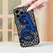 Winter New Blue Letter A Decorative Pattern Print All-Inclusive Mixed-Color Phone Case For Phone17 Pro MAX/11/12/13/14/15/15 Pro/15 Plus/15 Pro Max/X/XS Max/XR/11 Pro/12 Pro/13 Pro/14 Pro/12 Mini/13 Mini/11 Pro Max/12 Pro Max/13 Pro Max/14 Pro Max/14 Plus/6/6s/6 Plus/7/8/16 Pro/16 Plus/16 Pro Max Galaxy  A54/A14/A12/A13/A15/A32/A33/A24/A52S/S20/S21/S22/S23/S24/S23 Plus/S24 Ultra/S25/A15/A33/A23 Android Phone Case, Essential For Daily Commuting, MagSafe Support, Not Yellowing, Halloween Gift, Virgin Mary UV Print, Independence Day Gift, Christmas Pattern, Valentine's Day Gift, Birthday Gift For Friends And Family - màu đen - Xem 2