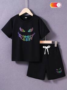 2 件套青少年男童夜光抽象脸印花休闲运动短袖 T 恤和配套短裤套装，春夏