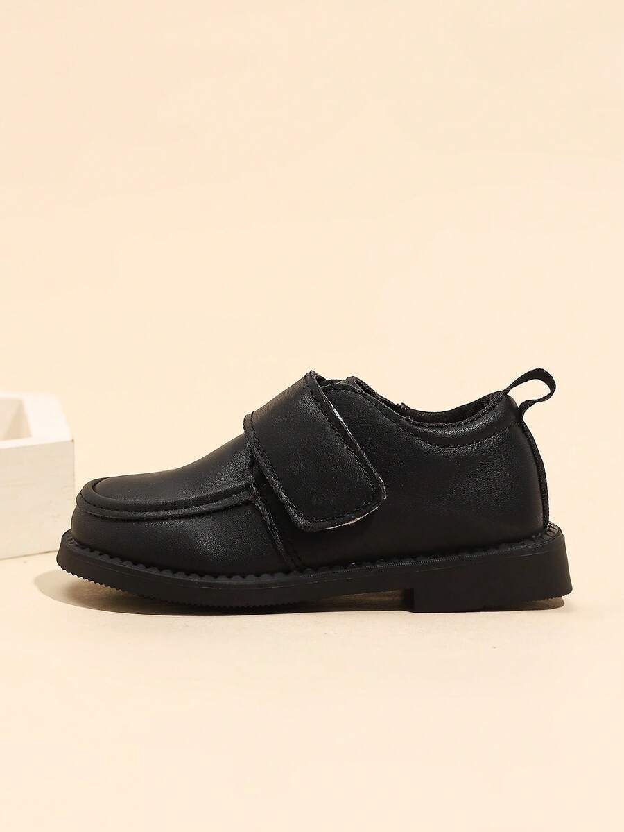 Zapatos casuales de correr con suela blanda y superficie suave con cierre de gancho y bucle para niños, zapatillas de estilo británico para escuela primaria/secundaria, moda de campus para niños - Negro - Ver 1