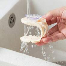 1 pieza Soporte de esponja con ventosa con diseño floral - Organizador de almacenamiento multifuncional para la cocina para esponjas, cucharas y espátulas, con gancho de drenaje, plástico duradero, ideal para almacenar tapas de ollas, soporte de esponja para fregadero de cocina