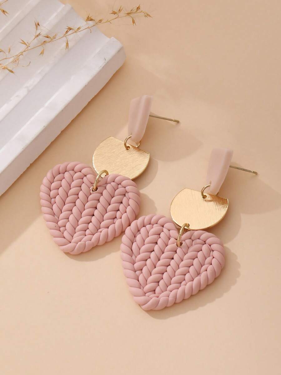 一对手工编织粉色心形聚合物粘土耳环，配半圆形金属片，独特长款设计，适合外出、聚会和作为礼物。 - 粉色 - 查看 1