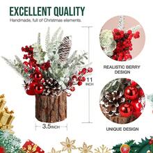 Juego de decoración navideña con barril de tronco, pequeño árbol de Navidad, adornos de sobremesa, accesorios de escena. Decoración del hogar con árbol de Navidad artificial de madera con corteza de PE simulada, pequeño árbol de Navidad de sobremesa con decoraciones festivas como bayas rojas, piñas y decoraciones navideñas para el hogar, la chimenea y la decoración de interiores de invierno.