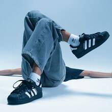 Adidas Zapatillas de skateboarding de puntera de concha de talla única para unisex - Blanco y Negro - Ver 2