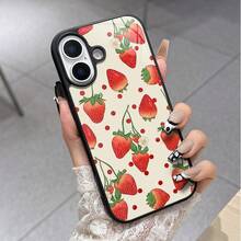 غطاء هاتف بنمط الفراولة الرائع! متوافق مع أبل وأخرى. حواف سوداء، الغطاء مغطى بنمط فراولة طازجة وعصيرية، مزين بنقاط حمراء وأزهار صغيرة، طازج وحلو. فتحة واقية للكاميرا لمنع الخدوش. فتحات دقيقة للوصول السهل. سواء كنت تستخدم أبل أو أخرى، سيضيف هذا الغطاء لمسة أنثوية فورية لهاتفك، وكأنك تمسكين بحلاوة الصيف في يديك.