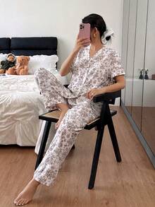 Dreamivo 2件組女款睡衣套裝 兔子與花卉印花 短袖棒球領上衣搭配長褲，女款居家休閒睡衣，適合四季穿著 - 白色 - 查看 1