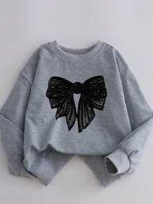 少女服装。少女服装。女童系带印花卫衣，春秋季服装，面料柔软舒适，适合春秋季街头活动和日常穿着。女童服装。女童装扮。圣诞节。