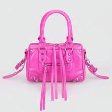 1 chiếc túi tote vuông phong cách retro punk Y2K màu hồng dưa hấu, phối nhiều mảnh vải, đính đinh tán kim loại, khóa kéo trang trí, quai xách đôi bằng chất liệu PU cổ điển, dây đeo có thể điều chỉnh, khóa kéo. Túi có quai xách đôi đính đinh tán, dây đeo vai có thể điều chỉnh, khóa kéo. Túi đeo chéo nữ sang trọng, kín đáo, đựng được điện thoại, ví đựng thẻ, phù hợp cho sử dụng hàng ngày, du lịch và mua sắm. - Màu Hồng  Dưa hấu - Xem 11