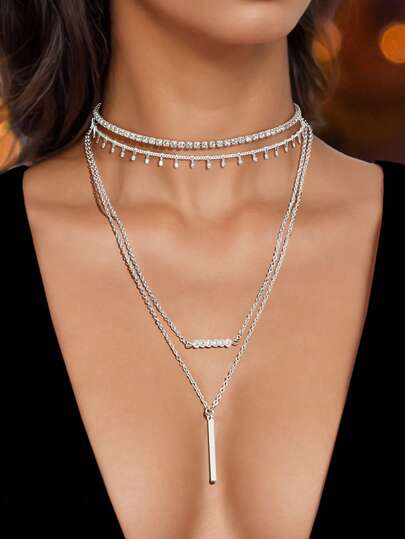 2 món trang sức nữ gồm vòng cổ choker đính đá và dây chuyền bạc nhiều lớp mặt dây chuyền hình thanh.