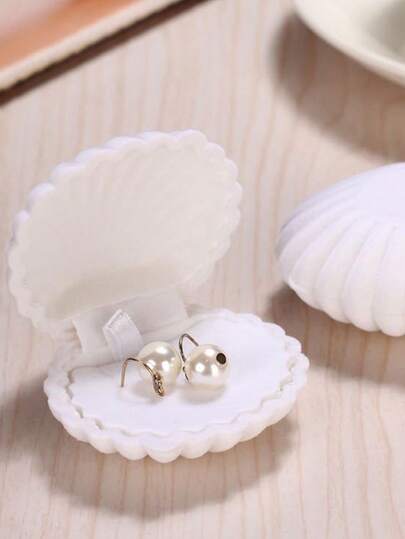 1个贝壳形首饰收纳盒，创意白色塑料贝壳项链盒，情人节/开学礼物。贝壳形耳环盒，精致小巧的天鹅绒盒。礼品包装盒，天鹅绒珍珠首饰收纳盒。