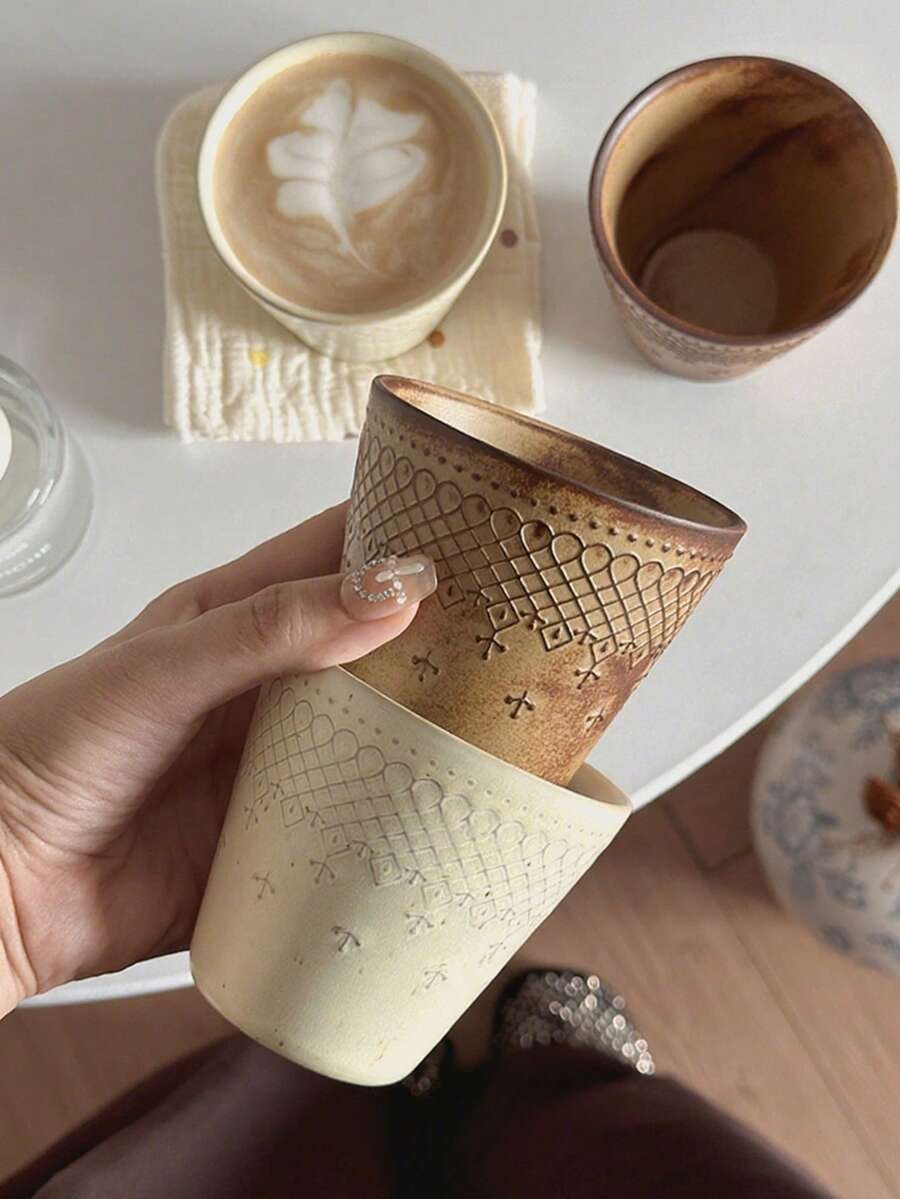 كوب قهوة سيراميك بطراز الدانتيل المزخرف بالمربعات بسعة 220 مل، كوب يدوي الصنع بنقوش بارزة، كوب شاي بعصر بسيط وخشن، كوب لاتيه، كوب مميز جماليًا، كوب سيراميك متغير اللون بالحرق، كوب شاي مثلج، كوب لاتيه آرت، هدية - متعدد الألوان - مشاهدة 1