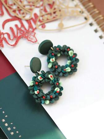 圣诞节聚合物粘土耳环可爱的节日垂饰和耳钉，带有雪人和树的场景、花环、礼盒蝴蝶结、冬青浆果拱门和铃铛；轻巧的手工个性珠宝、冬季派对配饰、适合女性女孩的美观礼物