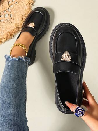 女士黑色皮革一脚蹬乐福鞋，厚底，粗跟，金属扣装饰，休闲舒适平底鞋，适合春秋季节和所有季节