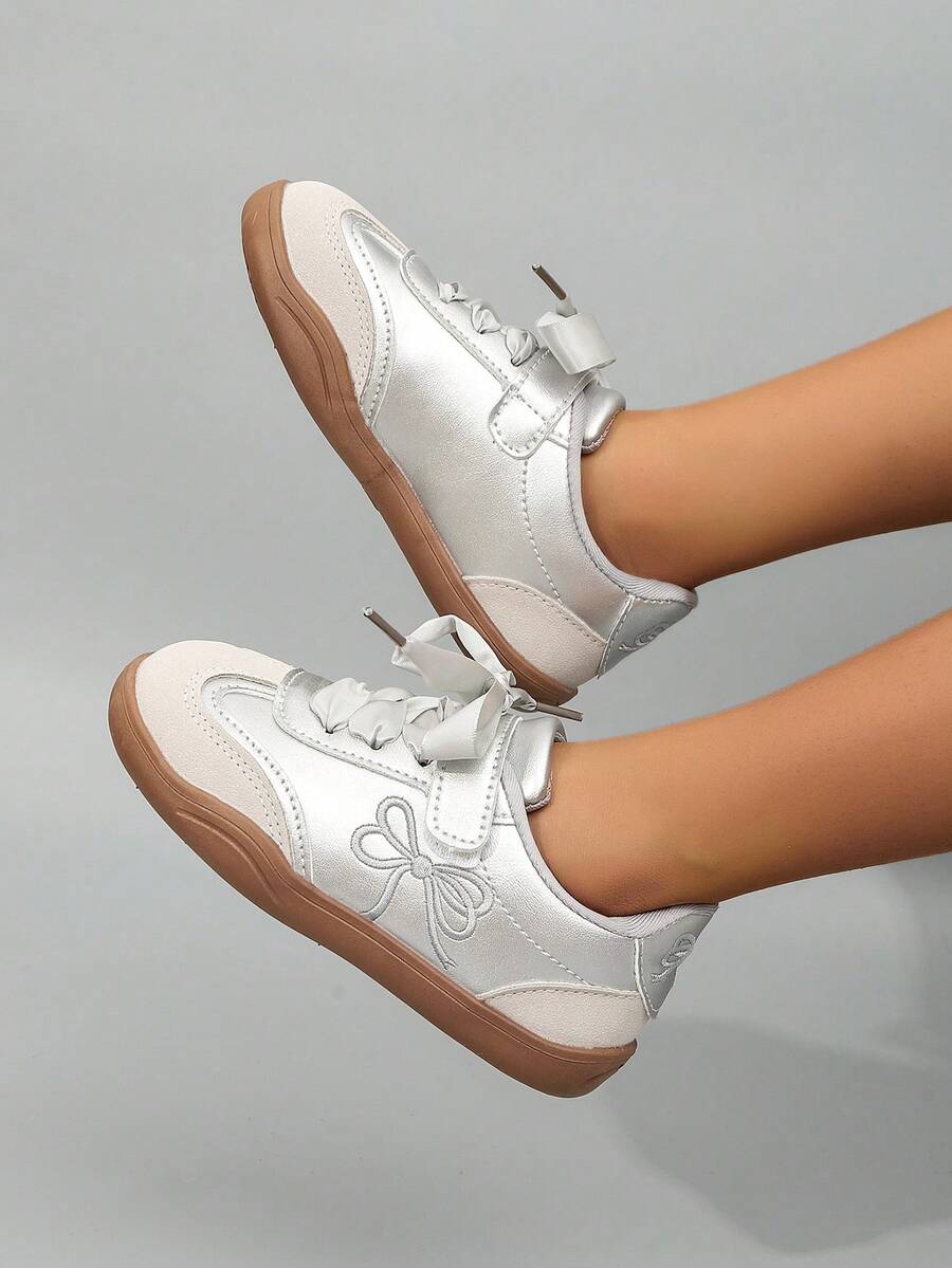 1双儿童鞋，PU皮革鞋面，刺绣蝴蝶结装饰，平底防滑休闲运动鞋，适合户外、旅行、休闲等多种场合，四季皆宜。 - 銀色 - 查看 1