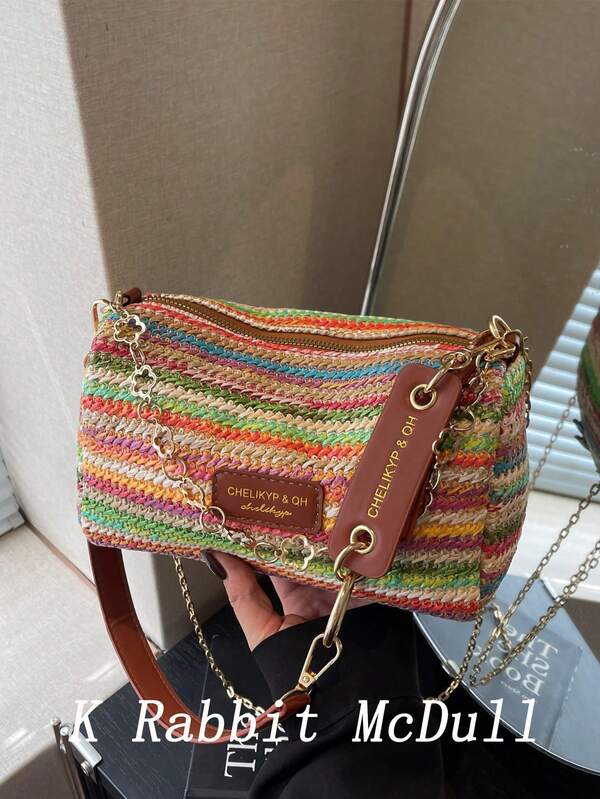 حقيبة كتف مصنوعة من القش المنسوج ذات تصميم شريطي متباين للربيع والصيف، حقيبة كتف نسائية عصرية مزينة بشعار مع سلسلة، حقيبة رسول قش عادية مناسبة للعطلات