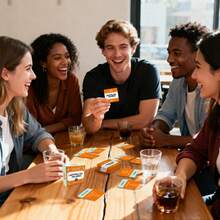 Adivina Esta Palabra - Un popular juego de cartas en miniatura en español con 50 cartas, ideal para reuniones con amigos y familiares, así como para regalos festivos. Este juego de cartas aumenta el disfrute y es una gran compra.