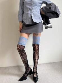 زوج من جوارب طويلة للفخذ للنساء بتصميم شبكي مزخرف بالأزهار والألوان المتباينة من الدانتيل الأزرق