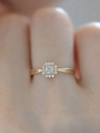 1 款精致时尚的 S925 纯银方形锆石开口可调节戒指，适合女友订婚礼物