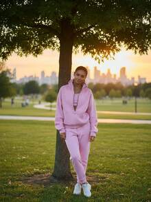 Women's Two-Piece Set Sweatshirt Fleece Sports Street Casual Fashion Outfit For Women. Made With Soft Fleece Fabric And A Half-Zip High Neck Design, This Set Of Two Sweatshirts And Jogger Pants Offers A Perfect Balance Of Warmth And Comfort With A Sweet And Relaxed Vibe. It's A Chic And Effortless Essential For Autumn And Winter, Ideal For Lounging At Home Or Going Out Casually. - 粉紅色 - 查看 2