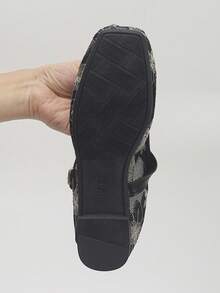 夏季新款时尚百搭玛丽珍鞋，黑色网面底 - 黑白花卉镂空网面透气女士平底休闲一脚蹬鞋，舒适系带蕾丝刺绣软底芭蕾平底鞋，随机图案 - 黑底網紗-大白黑花 - 查看 8