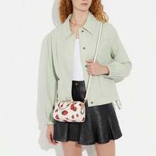Coach Bolso Boston mini de mujer Rowan 18 con estampado de fresa, logotipo dorado y unicolor, color marfil y rojo CH161