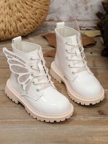 1 par de botas blancas para bebés/niños pequeños, de material PU suave y brillante, con cremallera metálica, decoración de alas con lazo y strass, punta redonda, suela gruesa antideslizante y cómoda, de media pantorrilla, adecuadas para niñas estudiantes, uso casual diario, viajes, escuela, otoño/invierno