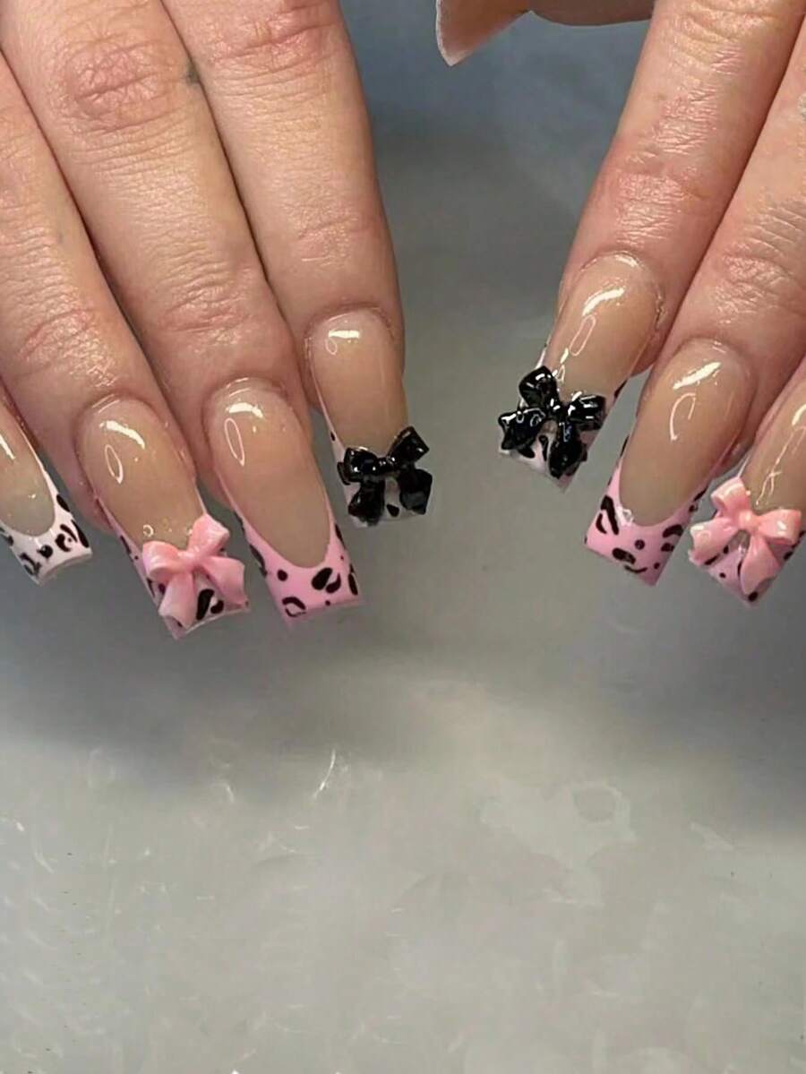 24 Stücke Sarg-förmige Nägel im Y2K-Stil, mit einer zartrosa Basis, die dem Hautton entspricht, mit Elementen wie weißen und rosa French Tips, Kuhprint und schwarz-weißen Schleifen-Accessoires. Die Hälfte sind Jelly-Gel-Nägel und die Hälfte haben strukturierte Streifen. Perfekt als Geschenk für Freunde oder zum Tragen bei Alltags- und Feiertagspartys. - Wassermelonenrosa - Übersicht 1