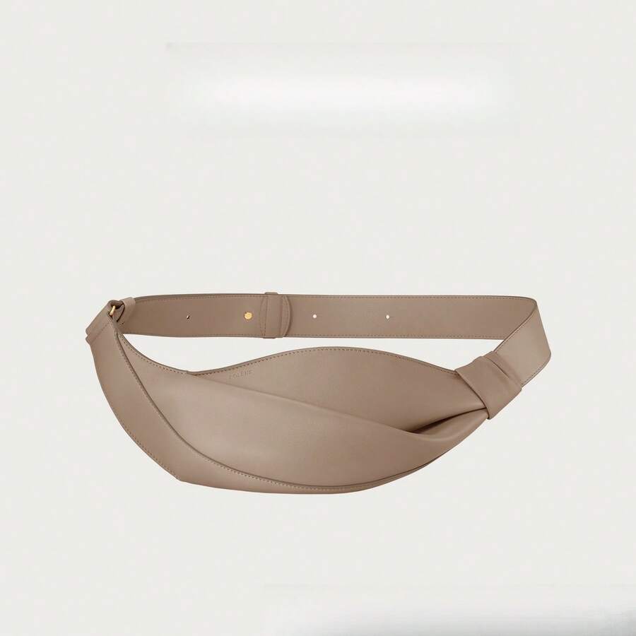 Doudou-Style Shoulder Bag Made Of Smooth Leather, Designed To Be Worn Over The Shoulder Or Across The Chest.