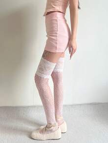 زوج من جوارب طويلة للفخذ للنساء بتصميم شبكي مزخرف بالأزهار والألوان المتباينة من الدانتيل الأزرق