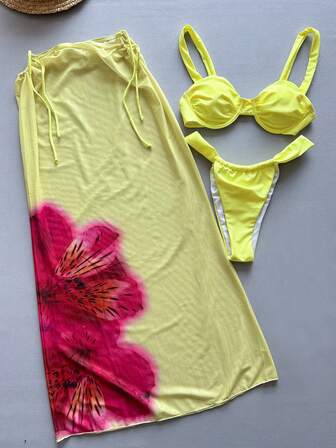 Bikinx Conjunto de traje de baño de 3 piezas para mujer con flores de hibisco en crema y amarillo, adecuado para piscina, playa y diversas ocasiones, bikini elegante básico con aros, cubridor floral y falda de playa