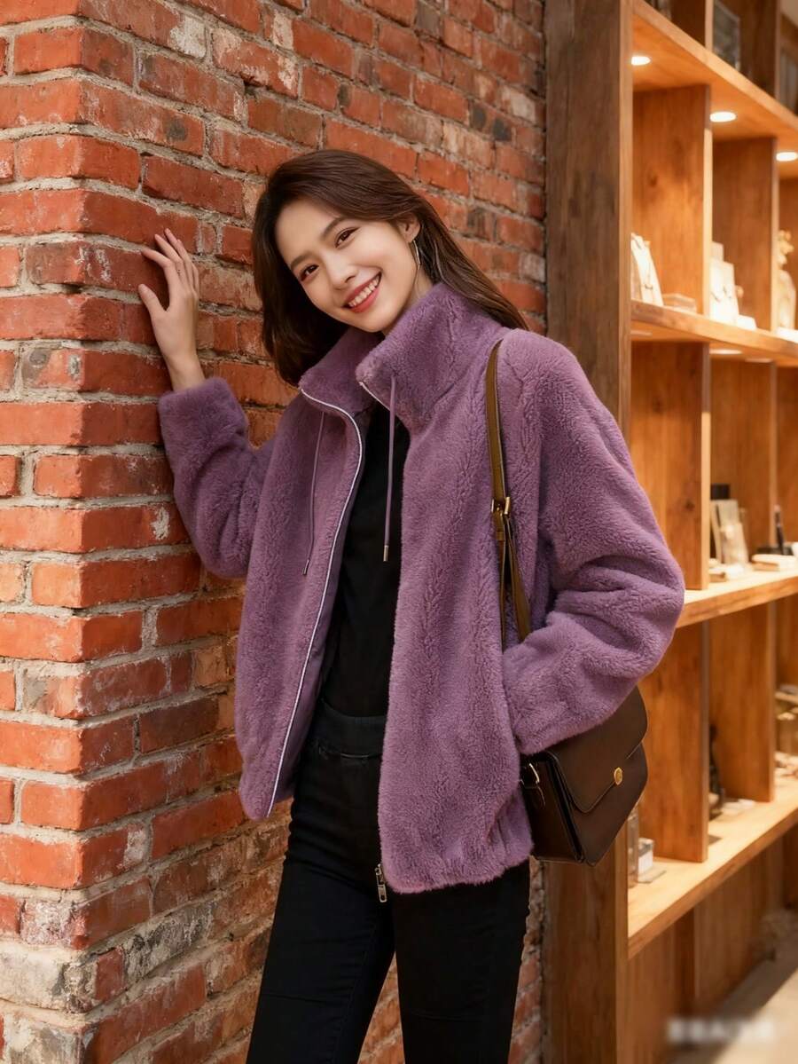 Women's Faux Shearling Fleece Jacket - Full Zip, Soft Warm & Cozy With Functional Pockets | Fall Winter Casual Everyday Wear. Made Of Soft, Faux Fur Fabric With A Drawstring Stand Collar, This Solid-Color Jacket Balances A Sweet, Cool, And Warm Look With An Eye-Catching Yet Understated Style, Making It A Sophisticated Piece To Brighten Up Your Fall And Winter Outfits. Suitable For Everyday Outings, Coffee Shop Visits, And Casual Commutes, It's Comfortable For Both Indoor And Outdoor Wear. - 紫色 - 查看 1