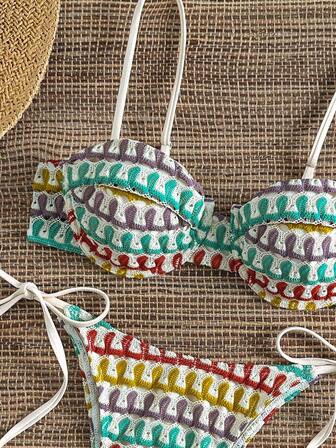 女士彩色纹理面料圣诞比基尼套装，彩色图案钢圈上衣和系带下装，适合夏季海滩穿着。