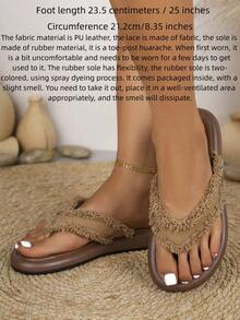 Damen Sommer Flach-Einteiler Pantoffeln - Offene Sandalen aus weichem PU-Material und Stoff mit Quasten-Dekorationen. Verziert mit Spitzenbesatz und dekorativen Akzenten, perfekt kombiniert mit einer Gummisohle. Geeignet für Urlaub, Outdoor-Aktivitäten, Hausschuhe, Cocktailpartys und tägliche Outdoor-Anlässe. Braune, strandstil-offene Sandalen.