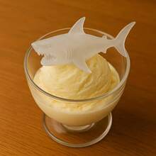 1 pezzo Stampo in silicone a forma di squalo per cubetti di ghiaccio, stampo in silicone antiaderente a 4 cavità, adatto per la preparazione di cubetti di ghiaccio, cioccolatini, biscotti, stampi creativi per feste in cucina, essenziale per gli amanti dei dessert, perfetto per bevande fai-da-te in estate