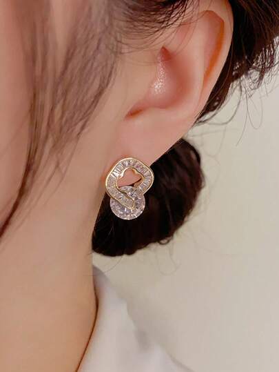 Zarte, luxuriöse Ohrstecker mit funkelnden Zirkonia-Blumen, minimalistisches Nischendesign, Cut-Out