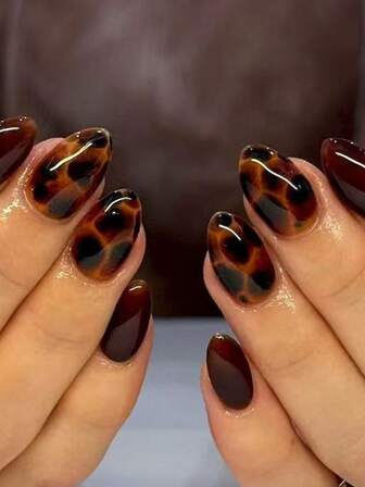 24 uñas postizas ovaladas cortas de color marrón de acrílico, ajuste perfecto. El set incluye: 1 pieza de gel de gelatina y 1 pieza de lima de uñas. Los adhesivos de uñas marrones hacen que tus yemas de los dedos brillen hermosamente, adecuados para fiestas, baile y uso diario.