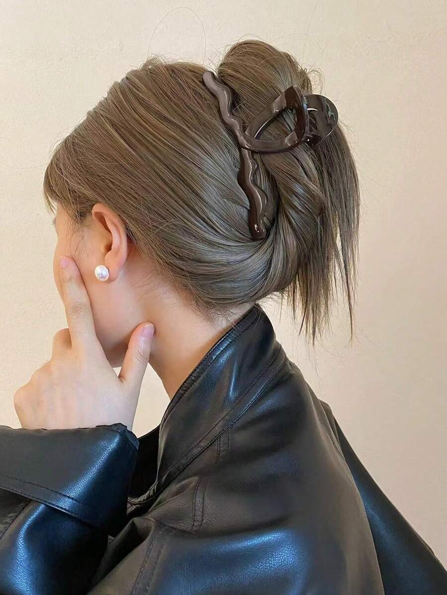 Wavy-Patterned Hair Claw Clip For Women, Asymmetrical Hair Claw, Chocolate Brown, Classic And Stylish High-End Hair Claw, Acrylic Material Hair Clip, Suitable For Half-Up Hairstyles, Thick Hair, Or Full Updos, Vintage, Elegant, Graceful, Fashionable, Versatile, Perfect For Pairing With Outfits. Suitable For Daily Wear, Holiday Parties, Evening Gatherings, Music Festivals, Travel, And As A Gift For Girls On Special Occasions. Elegant Hair Accessories Winter Hair Clutch