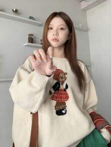 女式熊图案圆领长袖落肩毛衣 - 杏色 - 查看 3