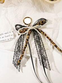 Porte-clés femme en forme de cœur avec nœud en fausses perles et imprimé léopard, boucle à ressort en forme de cœur couleur or clair, pendentif en dentelle et perles – un accessoire métallique élégant pour sacs à dos, portefeuilles et coques de téléphone. Pendentif couple à la mode et à la mode style années 2000, sac bowling, sac à main, sac bandoulière, cadeaux de fête, de remise de diplôme, d'anniversaire, de Nouvel An, pour couples, famille, amis et camarades de classe.