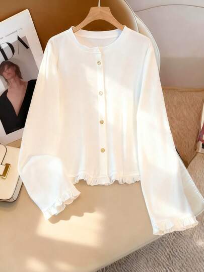 大码女式春季休闲日常通勤百搭纯色罗纹针织上衣，金属纽扣荷叶边下摆长袖设计，适合春季穿搭、约会穿搭、旅行穿搭、婚礼宾客着装。