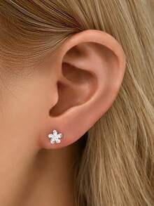 1 pieza Pendiente de flor delicado de color dorado de 16G con diseño de cinco hojas planas | Pendientes apilables | Pendientes de cartílago | Joyería de plata esterlina 925 | Adecuado para uso diario de mujeres | Se vende individualmente (no un par) - Pendientes de flores brillantes de cinco pétalos - Ver 6