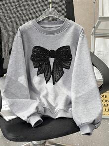 少女服装。少女服装。女童系带印花卫衣，春秋季服装，面料柔软舒适，适合春秋季街头活动和日常穿着。女童服装。女童装扮。圣诞节。