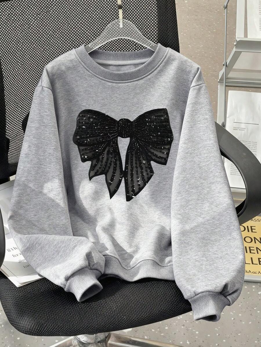 少女服装。少女服装。女童系带印花卫衣，春秋季服装，面料柔软舒适，适合春秋季街头活动和日常穿着。女童服装。女童装扮。圣诞节。