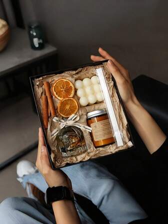 1 boîte de boîtes cadeaux aléatoires pour les célébrations de fêtes, l'atmosphère romantique, les bougies d'aromathérapie, une sensation haut de gamme. Convient pour les mariages, Noël, le Nouvel An, les anniversaires de vacances, les cadeaux pour la famille et les amis.