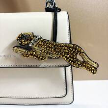 1 pieza Mochila, bolso de hombro, bolso diagonal, bolso de mano, bolso de axila, bolsa de maquillaje u otra bolsa de almacenamiento, colgante de coche, llavero, colgante de cintura, colgante de equipaje, colgante de identificación, hecho a mano con cuentas en negro, plateado y dorado con diseño de leopardo, versátil, divertido e interesante, adecuado para parejas, novias, estudiantes, hombres y mujeres para el trabajo, el transporte diario, citas, vacaciones, viajes, regalos pequeños, cumpleaños, etc.