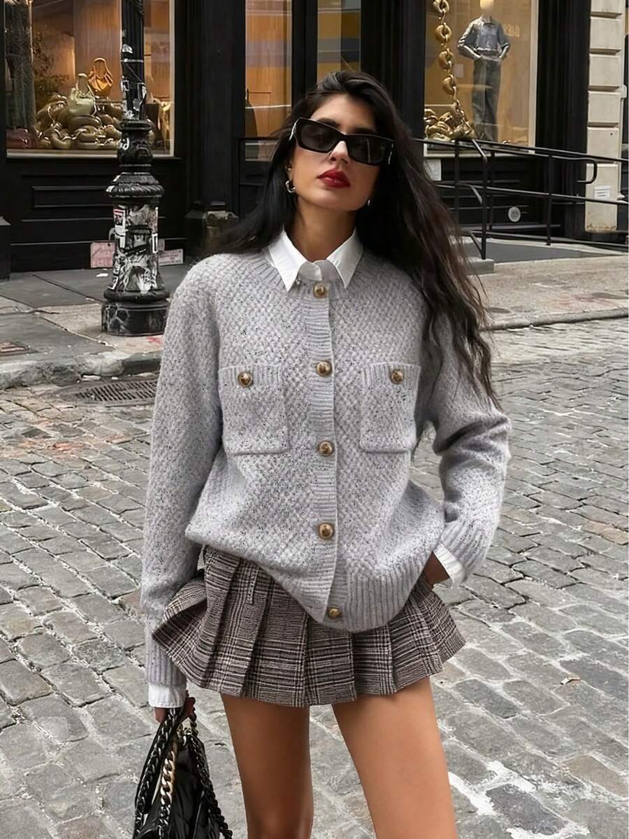 Eleganter Pendler-Cardigan mit Knöpfen und Taschen, modischer vielseitiger Damen-Cardigan mit großen Knöpfen und Langarm, Herbst/Winter Material, Weiß/Blau, Rundhals-Pullover, Langarm, Rückkehr zur Schule, Unifarben, Halloween, Schuloutfit, Basic, Niedlich, geeignet für Damen Herbst/Winter Pendeln, Freunde, Boho, Lässig, Knopf-Cardigan, Blumen-Cardigan, Damen Strickpullover Herbst/Winter