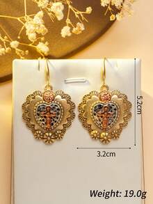 1 pereche de cercei vintage aurii cu inimă sculptată în cruce, cercei în stil religios exagerat, potriviți pentru evenimente cu tematică religioasă, fotografie în stil bisericesc vintage, ținute de petrecere retro europene și americane sau ținute zilnice în stil religios retro, adăugând o atmosferă puternică de artă religioasă retro ținutei dvs. și prezentând o personalizare unică.