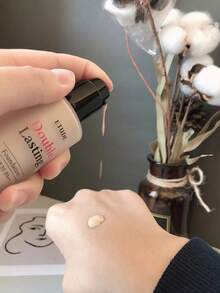 伊蒂之屋双效持久粉底液 21W1，质地轻盈，易于涂抹，打造自然妆效，持久不脱妆，半哑光妆效，均匀肤色，韩式妆容 - 21W1 - 查看 10